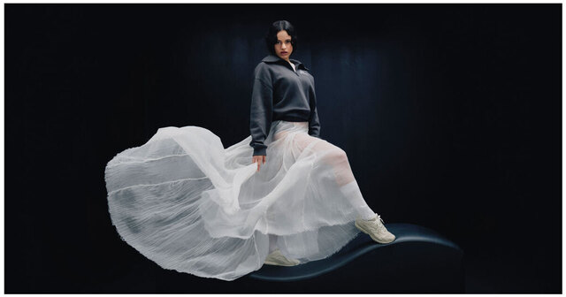 Rosalía reinventa los New Balance 204L: femeninos y románticos